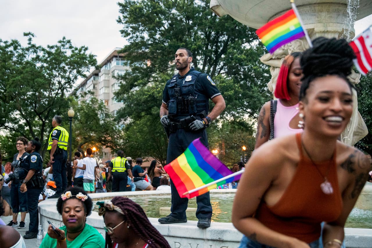 Una falsa alarma de disparos provoca estampida en el desfile del orgullo LGBTQ+ de Washington