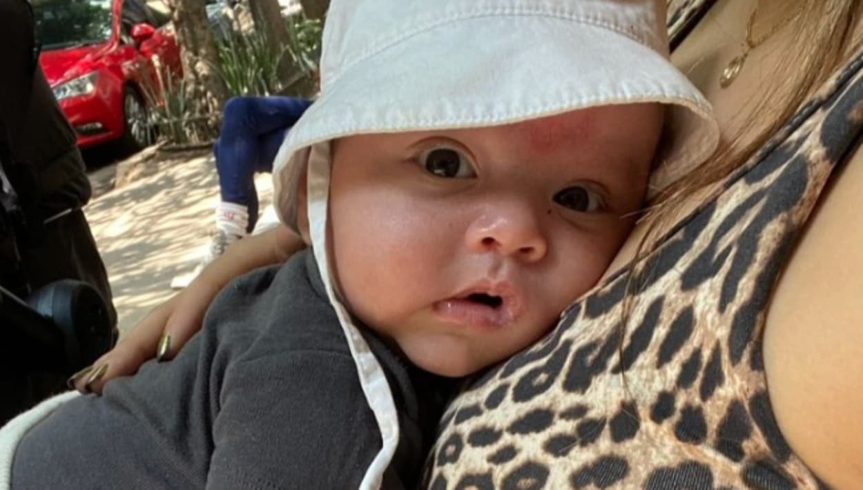 Jessica de la Cruz acusa al padre del niño de violencia doméstica y alega que junto a su familia, el hombre soborna a oficiales para que no ejecuten las órdenes judiciales en su contra.