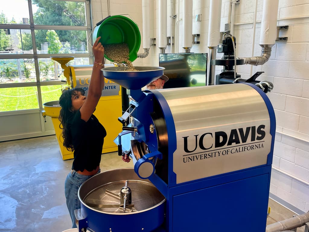 <h2 class="cms-H2-H2"><b>No más admisiones heredadas en universidades</b></h2>
<br>
<b>AB 1870</b>
<br>
<br>Prohíbe las admisiones heredadas para las universidades que reciben fondos estatales. Las universidades ya no pueden tener en cuenta si un solicitante tiene vínculos con donaciones o un exalumno.