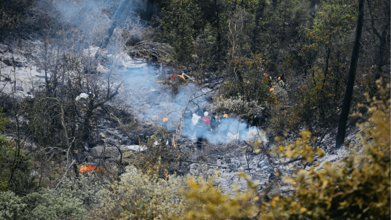 El impacto y el fuego dificultaron los trabajos de rescate por parte de Protección Civil de Nuevo León. Por las llamas del vehículo, se provocó un incendio forestal de unas dos hectáreas, pero se contuvo.