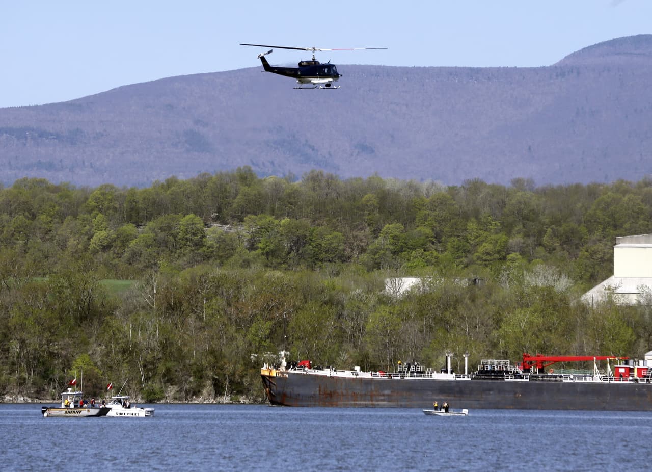 <h2 class="cms-H2-H2">2013: Cae un helicóptero; turistas quedan ilesos</h2>
<br>
<br>En junio del 2013, una aeronave cayó al Río Hudson cuando perdió fuerza y fue obligado a hacer un aterrizaje de emergencia en el agua.
<br>
<br>El
<b>helicóptero tipo Bell 206 </b>fue aterrizado exitosamente en el río y el piloto y una familia de turistas suizos resultaron ilesos.