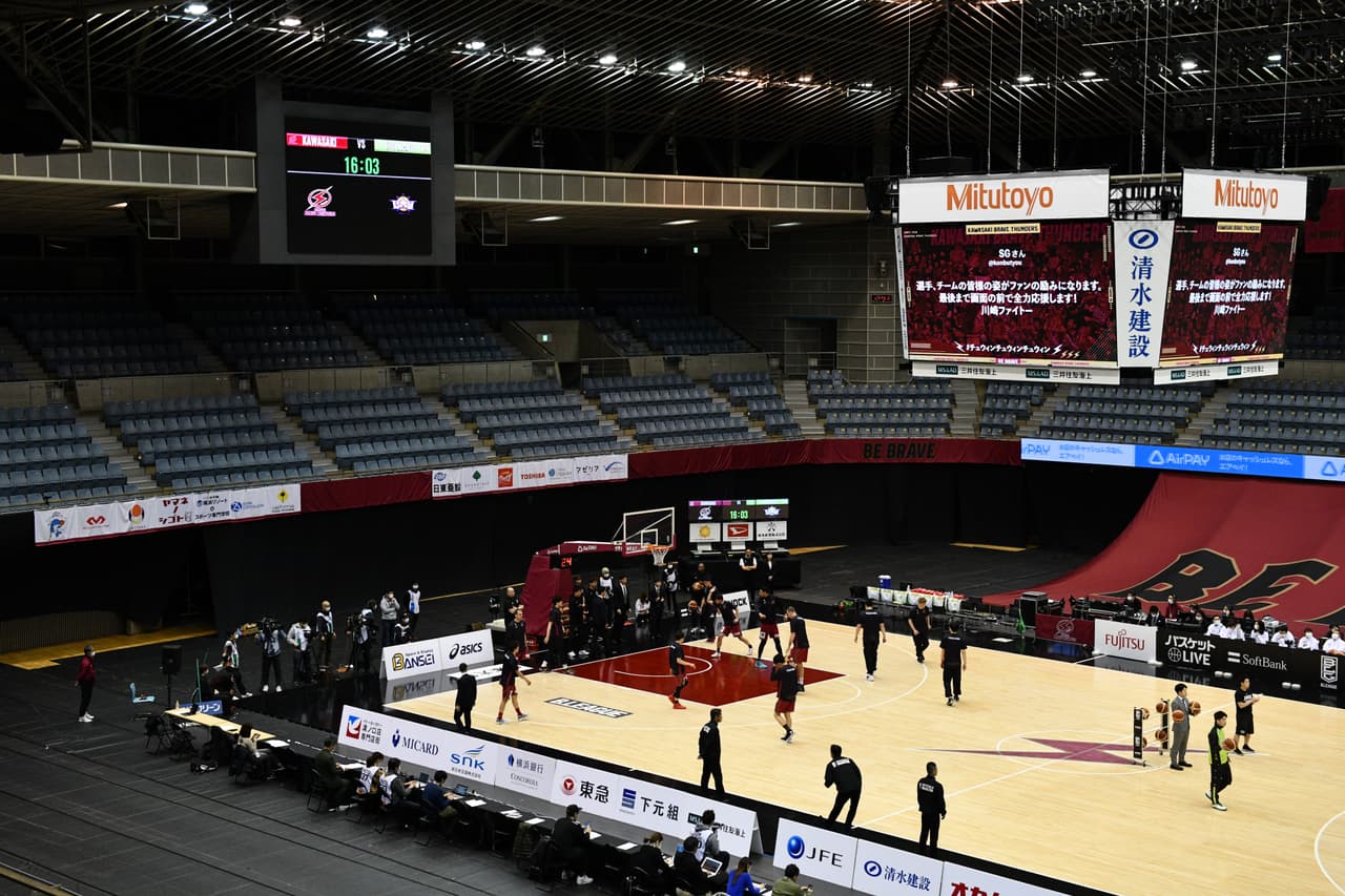 <b>Deportes profesionales</b>. El aplazamiento o la suspensión de ligas deportivas han creado un gran vacío no solo para fanáticos y jugadores, sino también para el amplio ecosistema a su alrededor que depende de ellas. Por ejemplo, la NBA podría perder hasta 450 millones solo por la venta de boletos si los partidos que restan de la temporada en suspenso no se juegan. También podría perder hasta 200 millones en otros ingresos: estacionamientos, concesiones, mercancías y otros.
<br>