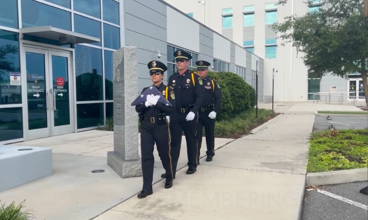 En las oficinas de la Policía de Orlando se izó la bandera a media asta para recordar a los caídos del 11 de Septiembre.