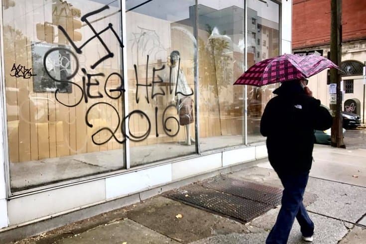 Una tienda del sur Filadelfia amaneció con un graffiti con la palabra "Trump", una esvástica en sustitución de la T y las palabras "Seig Heil 2016" al día siguiente de las elecciones, día que coincidió con el aniversario de los ataques de Kristallnacht (o la Noche de los Cristales Rotos) contra la población judía en Alemania en 1938. "Esto hace que este evento sea aún más angustioso y espantoso", dijo Nancy Baron-Baer, directora regional de la Anti Defamation League, una organización que monitorea crímenes de odio, particularmente antisemitas.
<a href="http://www.phillyvoice.com/police-respond-swastika-painted-building-south-philly/">Reportado por Phillyvoice</a>.