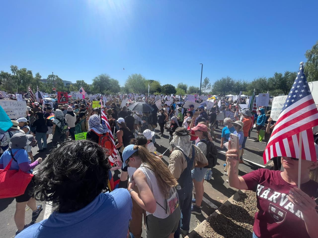 Entre los asistentes, hubo quienes portaron
<b> banderas de Estados Unidos</b>, así como de países latinoamericanos.