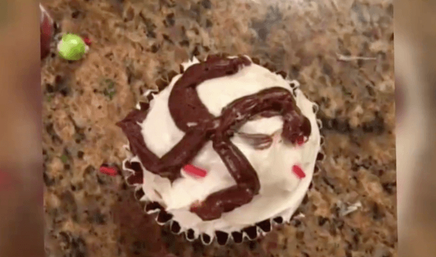Una madre de Paradise City, Arizona, denunció en un post de Facebook que unas amigas de su hija judía le regalaran cupcakes con esvásticas por su fiesta de cumpleaños. Las adolescentes, que son amigas de la hija y dijeron haberlo hecho como broma, habían estudiado recientemente el Holocauto en la escuela y eran conscientes del significado del símbolo. Reportado por
<a href="http://www.huffingtonpost.com/entry/swastika-cupcakes-birthday-gift_us_583df40ee4b04fcaa4d562a6">The Huffington Post.</a>
