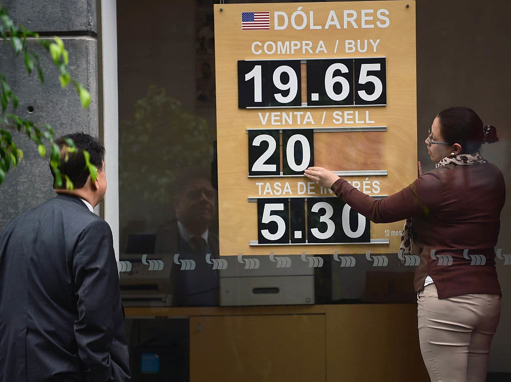 <b>Posición 3: México</b>. De acuerdo con el reporte del Banco Mundial, el país norteamericano recibió
<b>$43,000 millones en remesas en 2020</b>. El flujo de los llamados 'migradólares' a México
<b>se incrementó el año pasado en 9.9%</b>. La fortaleza se explicó, entre otros, por un cambio en los canales de envío de dinero, de informales a formales.