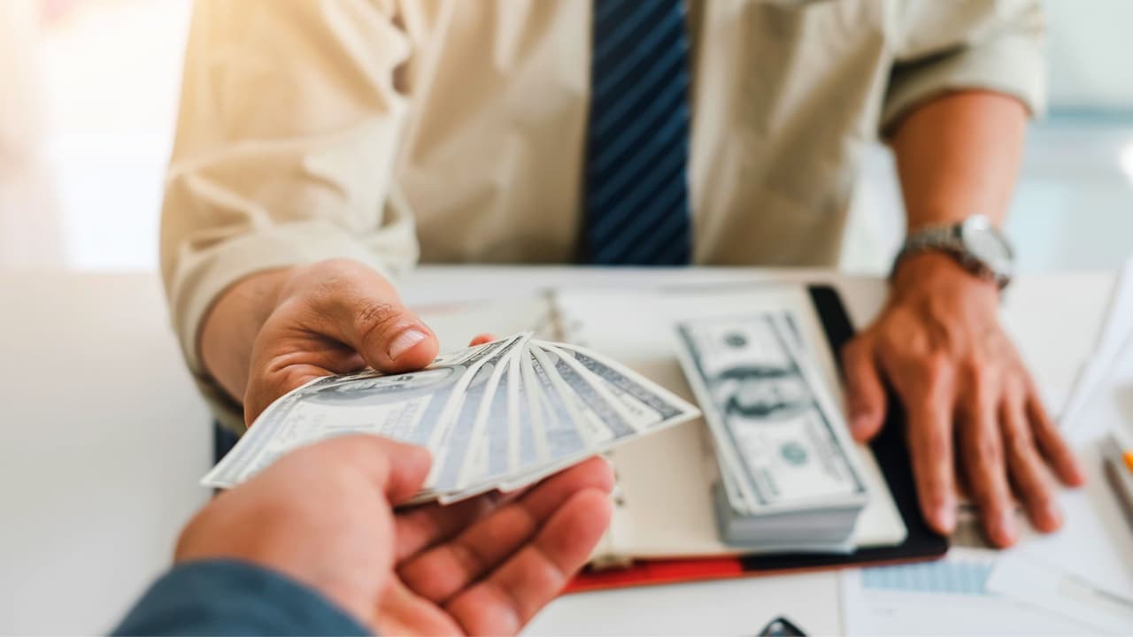 ¿Ganar menos que el salario mínimo? Republicanos pasan polémico proyecto de ley en Florida