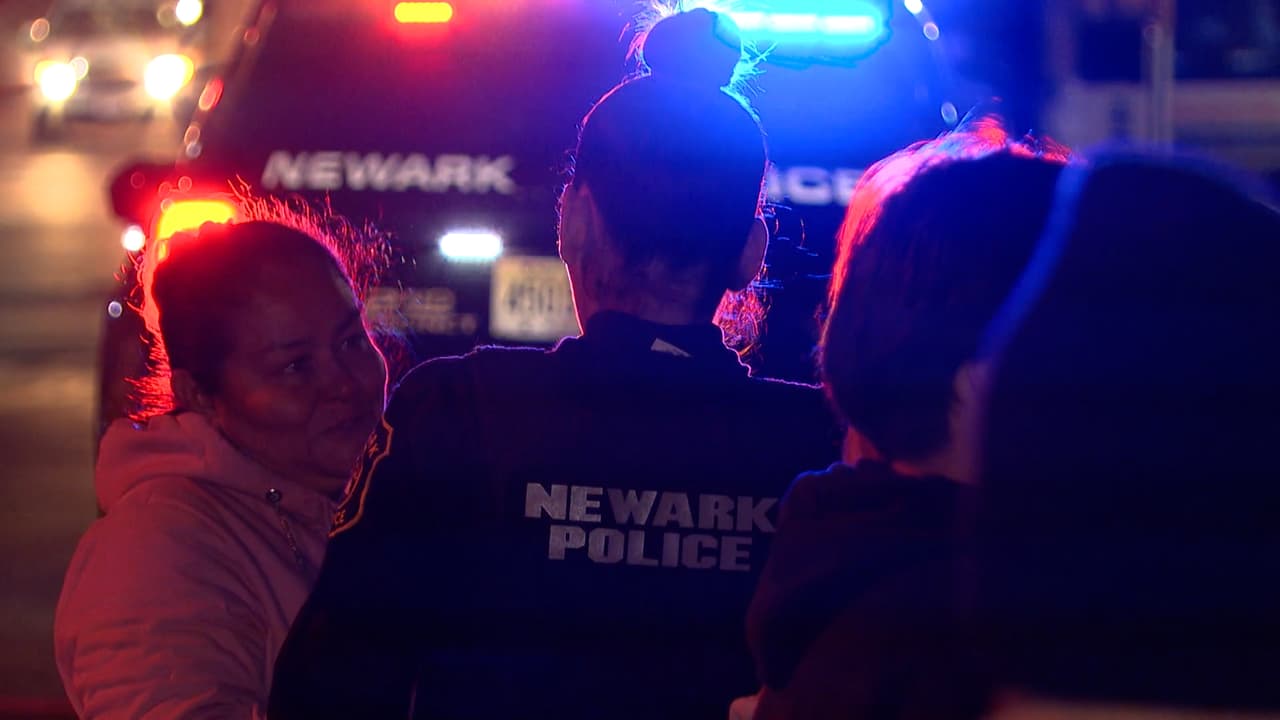 “Yo esperaba verlo con vida, pero como
<b>mi niño venía de aquél lado, el carro lo mató de un solo (golpe).</b> No tengo hijo varón”, explicó entre sollozos su madre Xenia Martínez.
<br>