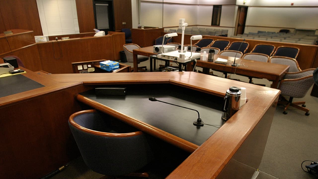 Le fijan cargos al sospechoso de apuñalar a un menor en una protesta contra Trump en Los Ángeles