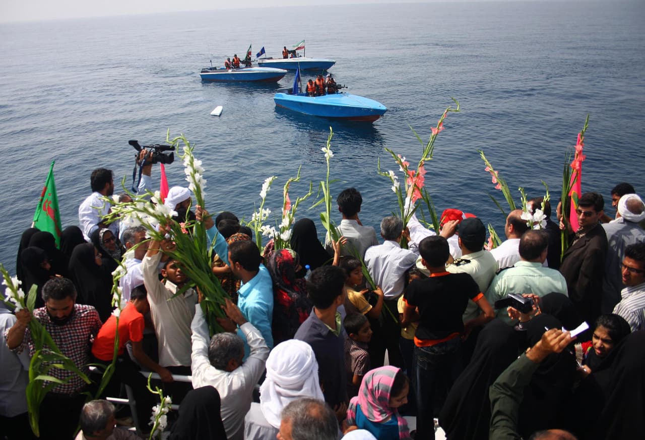 <b>Un avión comercial derribado por un misil estadounidense durante la guerra entre Irán en Irak, 1988, en el Golfo Pérsico.</b> Durante la guerra entre Irán e Irak varios buques de guerra de EEUU se mantenían el Golfo Pérsico protegiendo los cargamentos de petróleo.
<a href="https://www.washingtonpost.com/news/worldviews/wp/2013/10/16/the-forgotten-story-of-iran-air-flight-655/?utm_term=.40b1f84130aa">En el fragor de una batalla contra pequeñas embarcaciones iraníes, el USS Vincennes confundió un Avión Airbus 300 de Iran Air Flight</a>, que no se identificó cuando fue interrogado a través de la radio, con un avión caza F-14. El incidente es uno de los puntos complicados en las relaciones entre Irán y EEUU. La fotografía muestra a familiares de las víctimas que visitaron el lugar donde cayó el avión, en el 21 aniversario de la tragedia donde
<b> murieron 298 personas.</b>
<br>