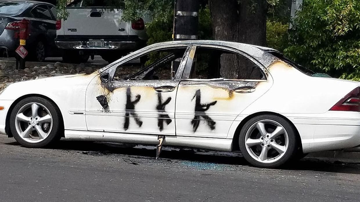 Un automóvil aparcado en la calle Williams cerca de Merchant se
<b>incendió delante de una gasolinera de la localidad californiana de Vacaville</b>. Los investigadores pronto se dieron cuenta de que los vándalos habían dejado un mensaje inquietante:
<b>las letras K-K-K fueron escritas en negro en ambos lados del vehículo</b>.