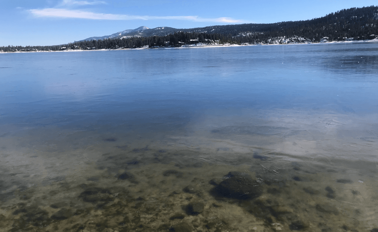 Conocido por sus famosos centros turísticos Snow Summit y Bear Mountain en el invierno y su lago de siete millas en el verano, Big Bear sirve como una escapada al sur de California durante todo el año.