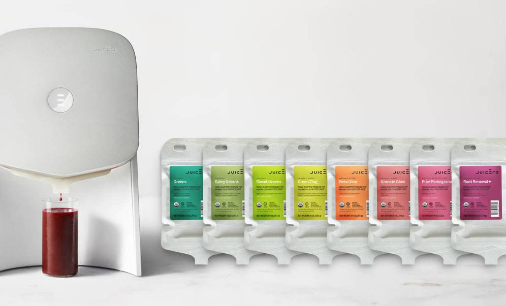 La moda, que ha puesto en alerta a las autoridades sanitarias, aterrizó de la mano de personajes como
<a href="https://gizmodo.com/juicero-founder-hops-on-silicon-valleys-hot-starvation-1818583147" target="_blank">Doug Evans</a>. Evans es el creador de
<a href="https://www.juicero.com/company-news/">Juicero</a> una
<i>startup</i> que se hundió después de recaudar 120 millones de dólares para crear inútiles exprimidores como el de la imagen con acceso a wifi por valor de 700 dólares.