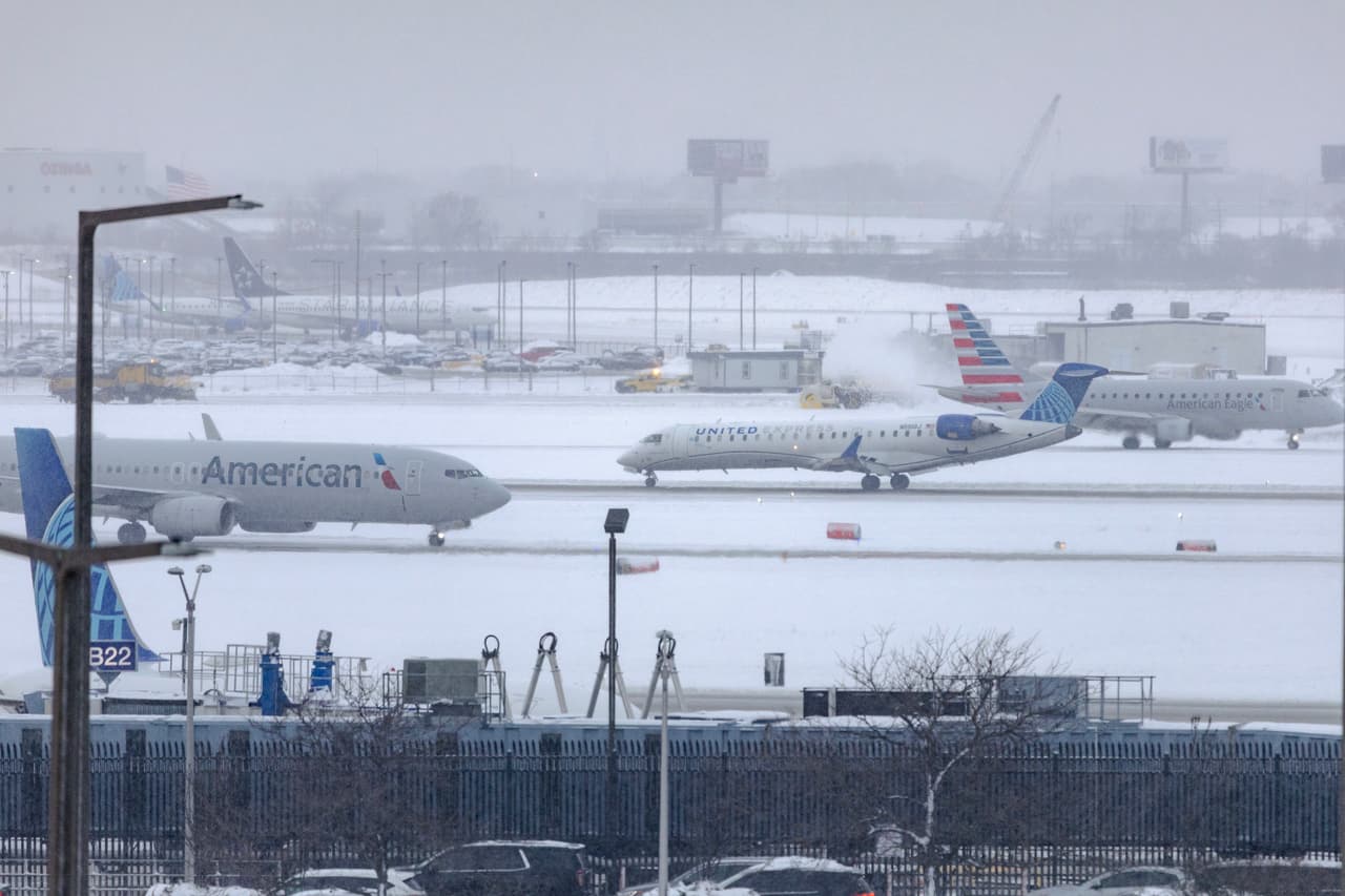 El sábado
<b> 29 de noviembre</b> se convirtió en el día más complicado para los aeropuertos, que enfrentaban bajas temperaturas, neblina, la caída de nieve y el esfuerzo por normalizar las operaciones tras el
<b><a href="https://www.univision.com/local/chicago-wgbo/cierre-de-gobierno-afecta-aeropuertos-de-chicago-cancelaciones-y-largas-filas-fotos" target="_blank">cierre del gobierno federal</a></b>, que dejó 43 días de afectaciones.
<br>