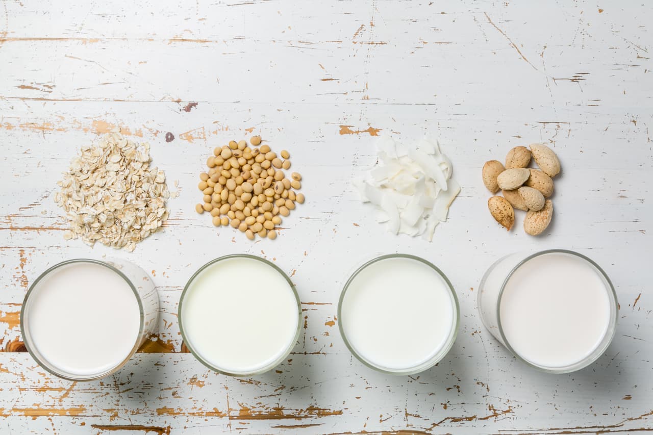 <b>Menos proteínas</b>. Las bebidas vegetales tienen menos proteínas que la leche de vaca. Los frutos secos como las avellanas o las
<a href="https://www.univision.com/noticias/salud/por-que-es-tan-buena-la-leche-de-almendras">almendras</a> están repletos de proteínas y las almendras son muy ricas en calcio, pero estos nutrientes se pierden durante el procesamiento de estas bebidas.