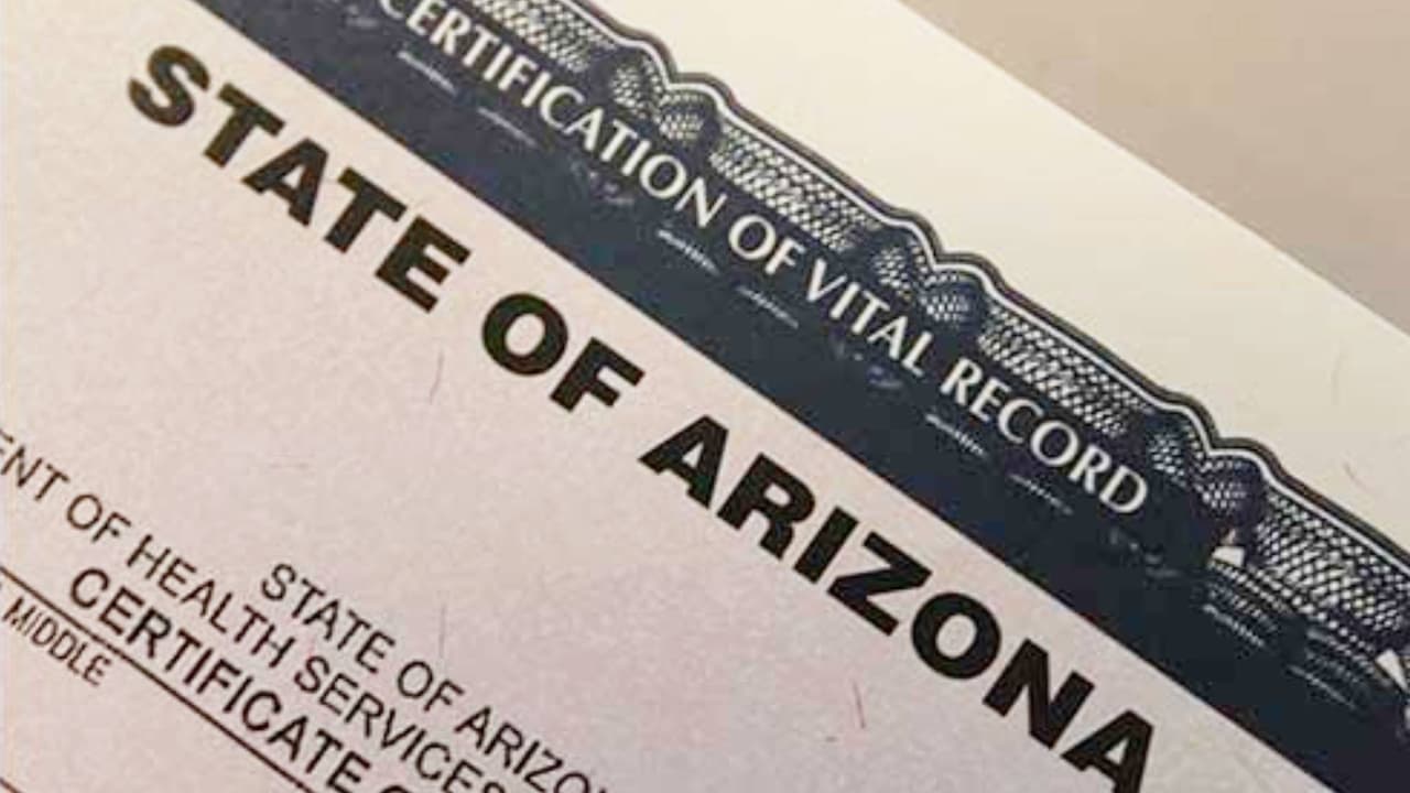 Además, deberás presentar una identificación con fotografía válida en el estado de Arizona y pagar la tarifa que es de $20 dólares para copias certificadas. Para obtener más detalles visita la página de Vital Records de tu condado.