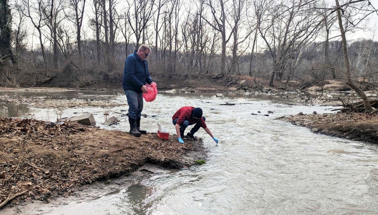 “El olor es horrífico”: derrame de millones de litros de aguas residuales contamina el río Potomac