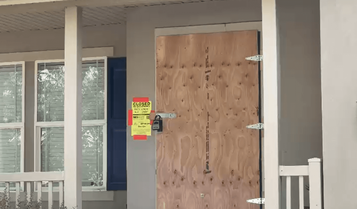 Las autoridades creen que una de las cuatro personas, presuntamente
<b>el padre de familia, fue el responsable de provocar las llamas</b>.