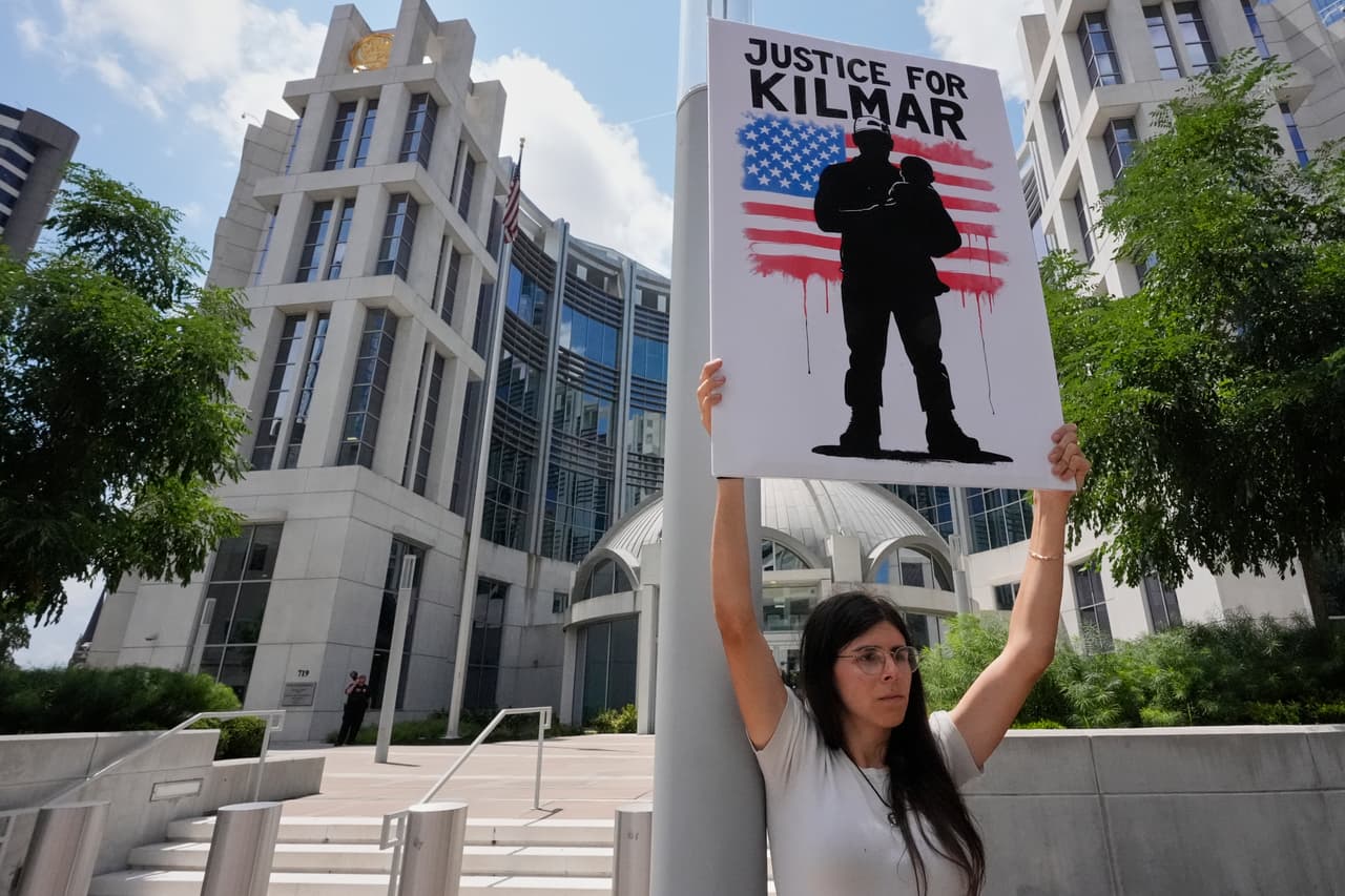 Ábrego García
<b><a href="https://www.univision.com/noticias/inmigracion/un-mes-kilmar-abrego-garcia-cecot-torturas" target="_blank">fue detenido en marzo de 2025</a></b>, pocos días después fue deportado a la mega cárcel construida para pandilleros, CECOT, de El Salvador, su país de origen, de donde salió huyendo porque su vida corría peligro.