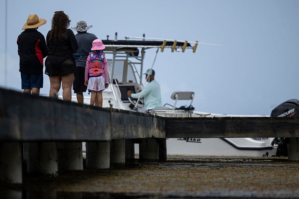 <b>Limpieza costosa y logística complicada: </b>Los municipios costeros deben remover toneladas de sargazo diariamente, en muchos casos sin equipos ni presupuestos adecuados, lo que agrava la presión sobre los gobiernos locales.
<br>