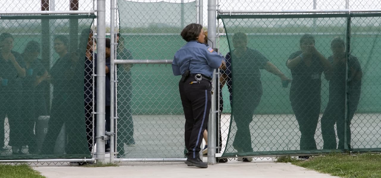 ¿Por qué ICE está comprando propiedades de forma masiva? Esto busca para acelerar deportaciones