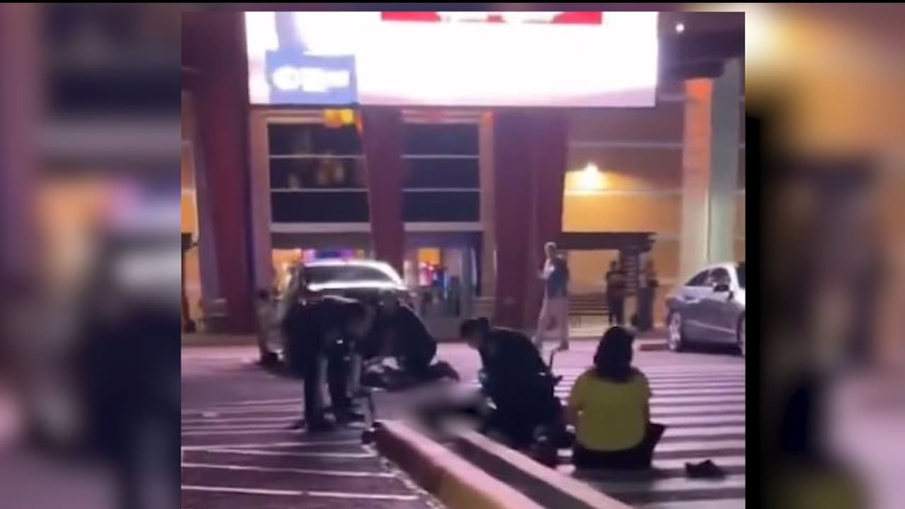 Otras personas
<b>resultaron heridas de gravedad </b>y al menos tres fueron trasladadas en helicóptero hacia hospitales en San Antonio.
<br>
<br>Trejo agregó que al ver que los
<b>paramédicos no atendieron de inmediato a los heridos </b>y ella misma tuvo que pedir auxilio y gritar para que recibiera atención, ya que una de las víctimas estaba perdiendo mucha sangre.