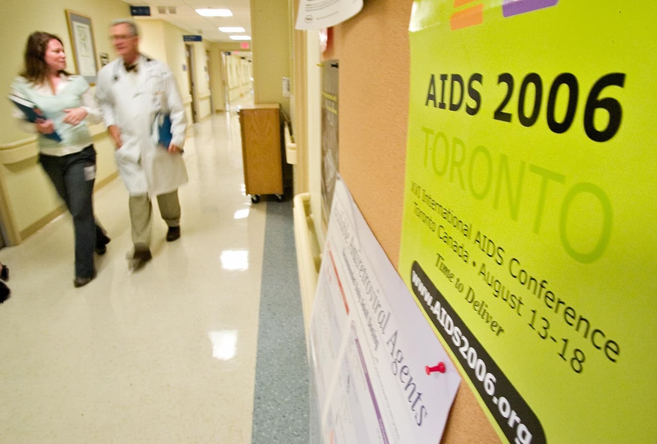 <b>Canadá</b>: el gobierno tiene un plan nacional de salud financiado por el pago de impuestos. Un organismo central dicta parámetros generales que cada provincia debe cumplir para recibir fondos, aunque estas tienen cierta libertad para establecer sus planes de salud locales: por ejemplo, algunas cubren medicamentos con receta, mientras que otras no. La calidad de salud es óptima, pero los tiempos de espera pueden ser muy largos. Un
<a href="https://www.fraserinstitute.org/studies/waiting-your-turn-wait-times-for-health-care-in-canada-2015-report">estudio</a> realizado en 2015 por el Instituto Fraser encontró que los canadienses deben esperar hasta 18 semanas para ir a consulta con un especialista. Un detalle interesante es que el sistema de salud canadiense cubre los gastos de salud en el extranjero (con algunas limitaciones).