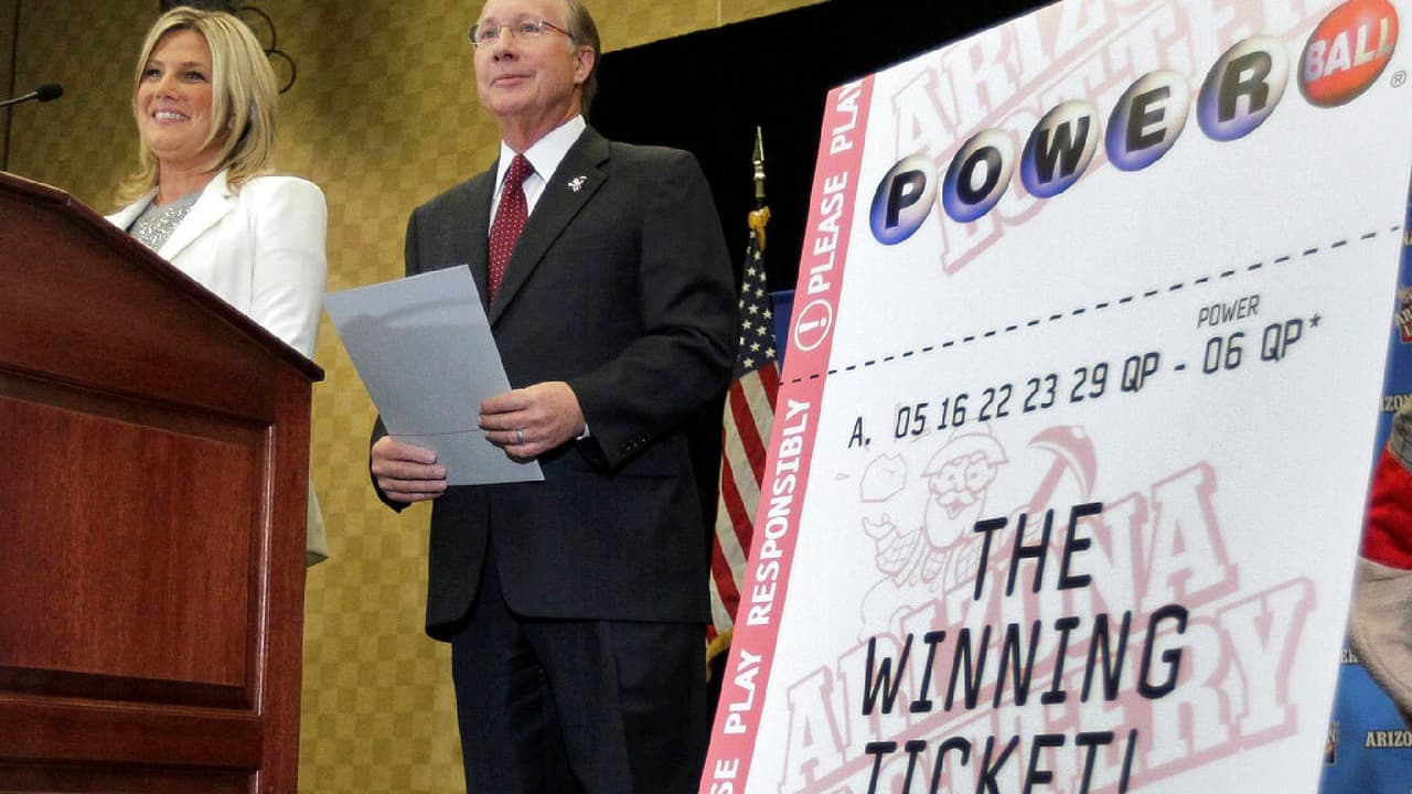 1.
<b>$587,500,000 millones de Powerball</b>, sorteados el 28 de noviembre de 2012 y ganados por
<b>Matthew Good</b>, quien dividió el premio con otro jugador en Missouri.