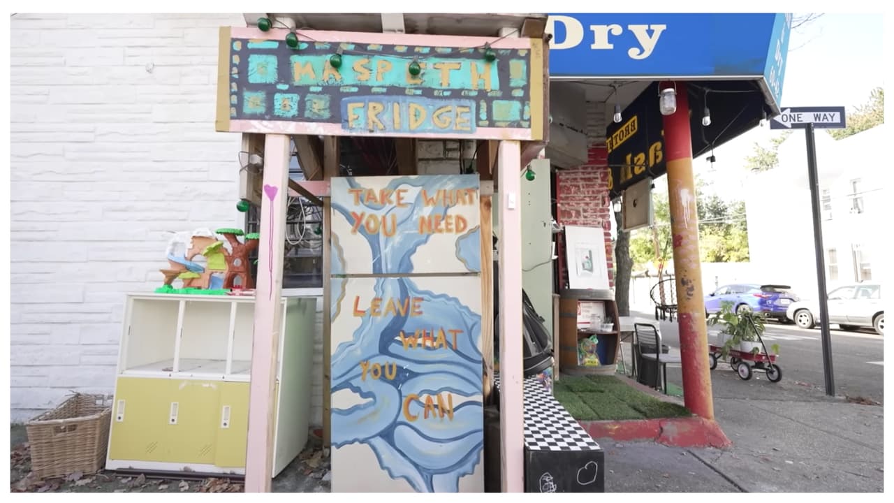 Entre los ‘donativos’ que ha recibido, está una
<b>refrigeradora comunitaria.</b> Justo en la entrada del apartamento. Todo el que pasa puede poner o tomar ropa de ahí.