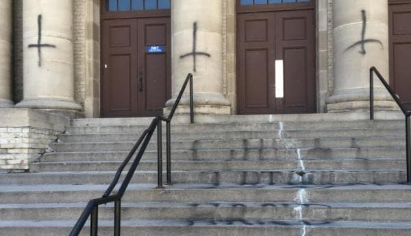 "En la pintura se pueden ver varias cruces al revés en la sede de la organización fraternal masona y la frase "
<b>la</b>
<b>gran tribulación está a cargo</b>", dijo la policía en un comunicado de prensa al que tuvo acceso
<a href="http://www.denverpost.com/2017/04/04/fort-collins-vandalism-hate-crime/">Denverpost</a>. "Desfigurar lugares religiosos o culturales es un acto particularmente espantoso", dijo el jefe de policía John Hutto en una declaración escrita.
<br>