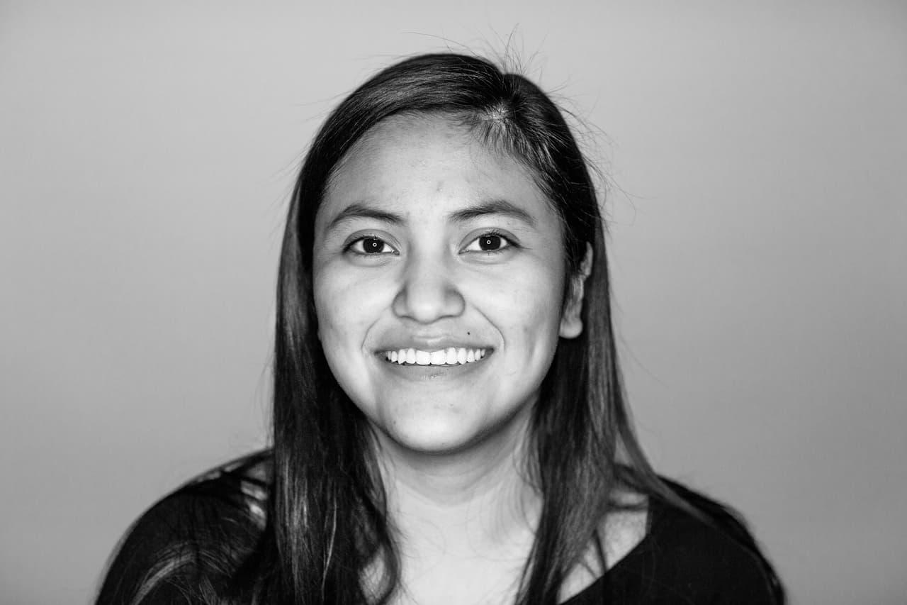 17 years in the USA. She arrived from Guatemala aged two. She is a beneficiary of DACA and fears that her undocumented parents will one day not come home. She worries that the DACA program she is enrolled in will be suspended and she will be kicked out of her political science course at university. "In my town people who do not have documents are terrified, I got tired of hoping. We ourselves must do something, we have always worked hard."