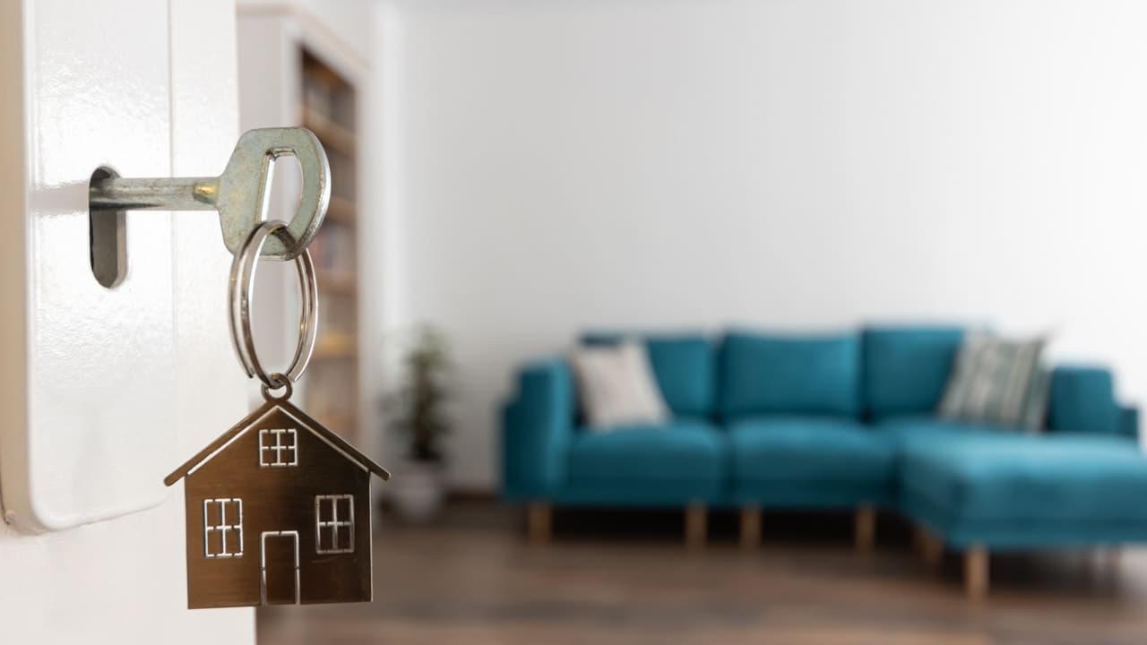 <h3 class="cms-H3-H3">Consejos de prevención 💡 </h3>
<b>🏠 Si eres dueño:</b> visita tus propiedades vacías, mantén el césped cuidado, instala luces automáticas y avisa a tus vecinos para que reporten actividad sospechosa.
<br>
<b>🏠 Si eres inquilino: </b>pide siempre un contrato por escrito y conserva todos tus recibos. No confíes en acuerdos de palabra sin respaldo.