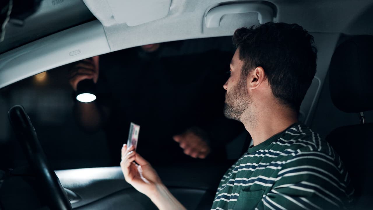 <h3 class="cms-H3-H3">Cuándo sí puede ser delito 🔎</h3> El problema aparece cuando
<b>el viaje ayuda a esa persona a esconderse de las autoridades o forma parte de un cruce o traslado irregular.</b>
<br>
<a href="https://www.justice.gov/archives/jm/criminal-resource-manual-1907-title-8-usc-1324a-offenses" target="_blank">La ley federal (8 U.S.C. §1324)</a> castiga transportar a alguien para facilitar que esté o siga en el país sin autorización.
<br>
<b>👉🏻 Esto incluye situaciones como:</b> recoger a personas cerca de la frontera como parte de un cruce, moverlas para evadir migración o llevarlas como parte de una red de transporte.
<br>
<a href="https://nipnlg.org/" target="_blank">National Immigration Project </a>resume que
<b>los fiscales deben probar que el viaje “ayuda” a esa violación migratoria.</b>