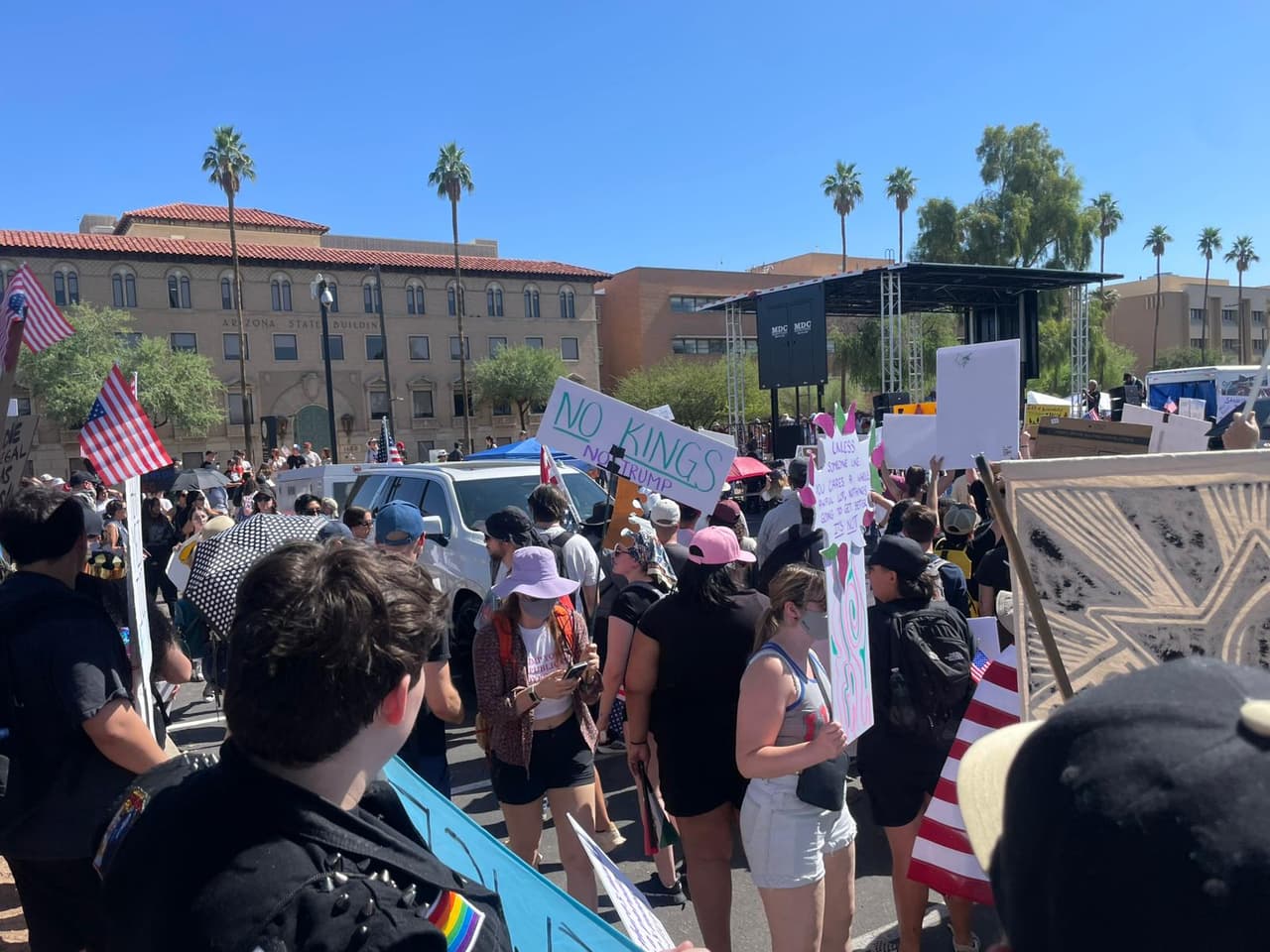 Fue convocada por el autodenominado
<b>Movimiento Nacional 50501</b>.