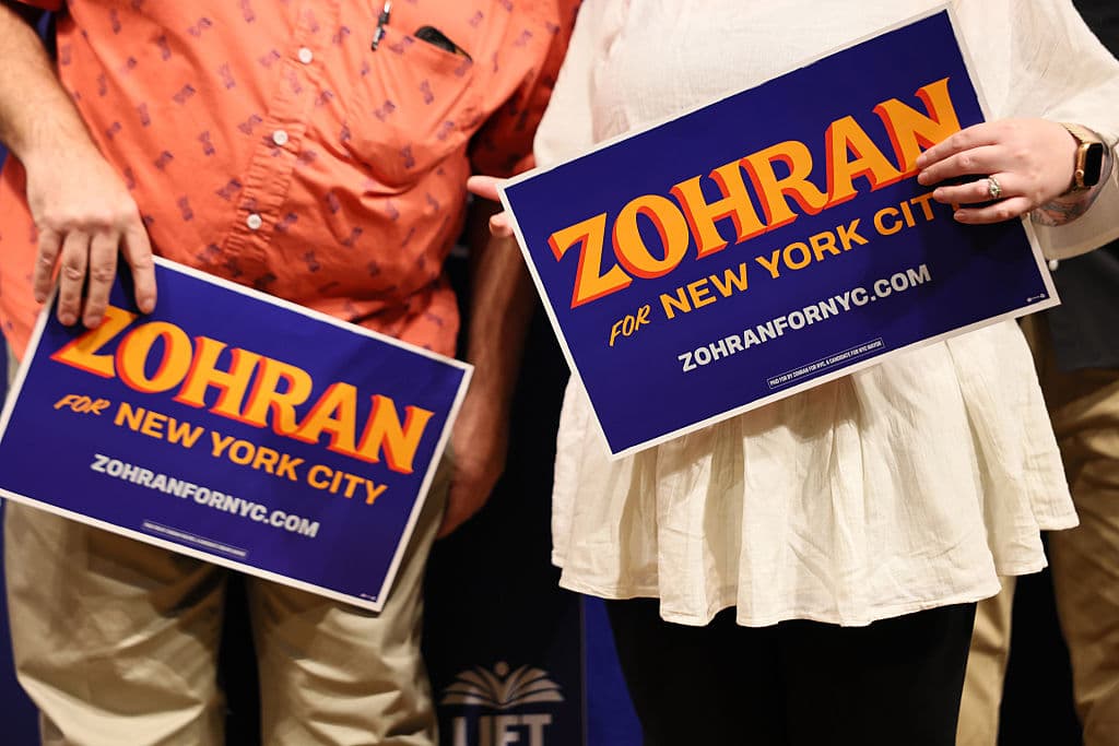 Estos apoyos consecutivos fortalecen la posición de Mamdani como favorito para las elecciones de noviembre, según muestra una nueva encuesta de Slingshot Strategies que lo ubica con un 35% de apoyo entre los votantes probables.