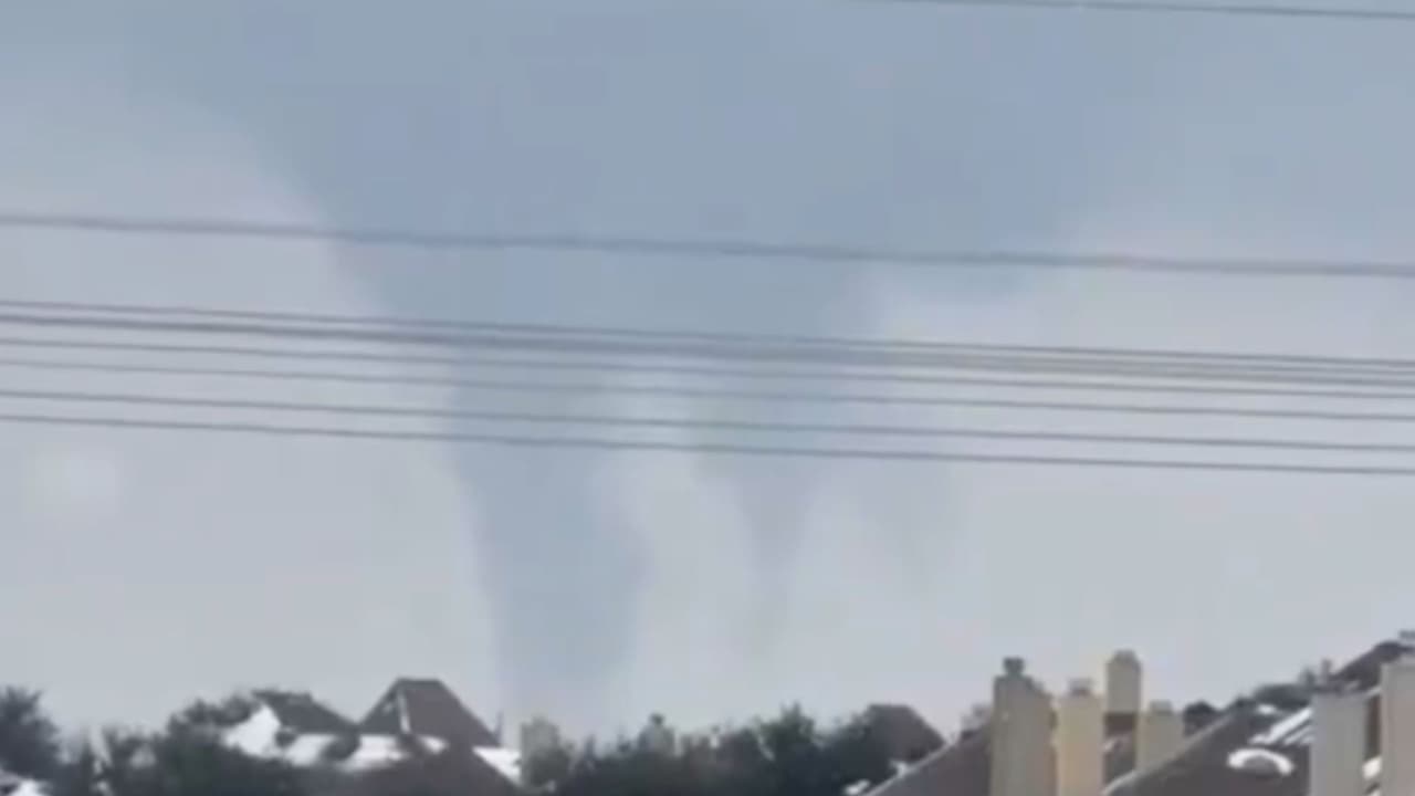 <h3 class="cms-H3-H3">Qué recomiendan las autoridades </h3>Aunque el fenómeno no representa un peligro directo, las autoridades advierten que
<b>el frío extremo sí conlleva riesgos.</b>
<br>Recomiendan
<b>evitar acercarse a la orilla de los lagos, no caminar sobre hielo delgado y extremar precauciones ante la baja visibilidad</b>.
<br>Los remolinos pueden impresionar,
<b>pero no son tornados. </b>
<br>Son una consecuencia
<b> del intenso frío que afecta a la región.</b>