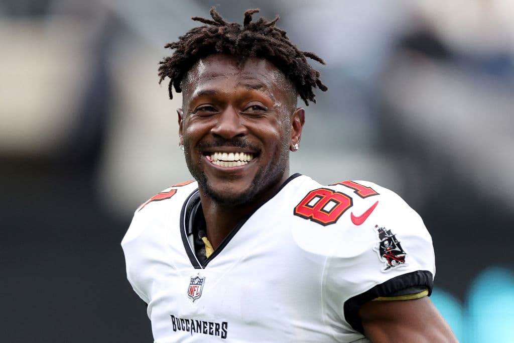 Exestrella de la NFL Antonio Brown es extraditado a Miami por intento de asesinato