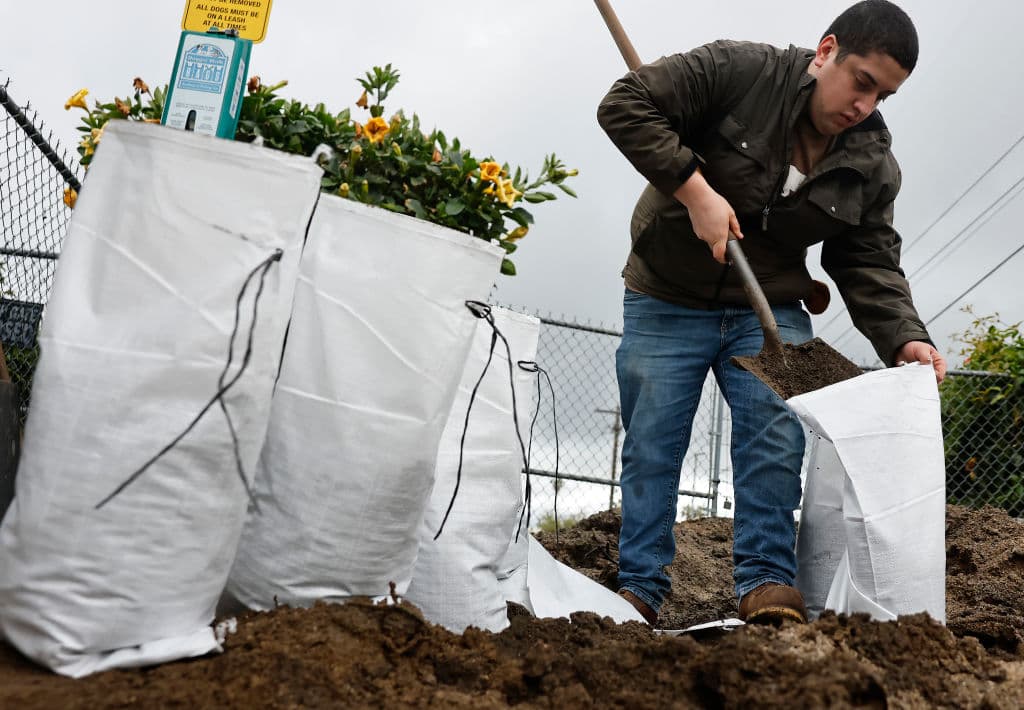 Prepárate para la tormenta: condados de Florida activan entrega de bolsas de arena