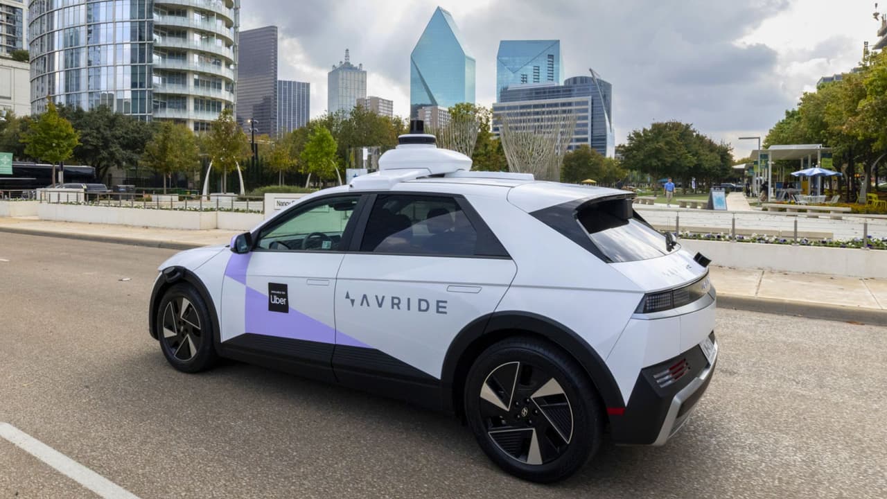 <h3 class="cms-H3-H3">Cuánto cuesta 💰</h3> Cuesta exactamente lo mismo que un UberX, Comfort o Comfort Electric. La única diferencia es que
<b> la app no pedirá propina cuando el viaje sea en un robotaxi.</b>