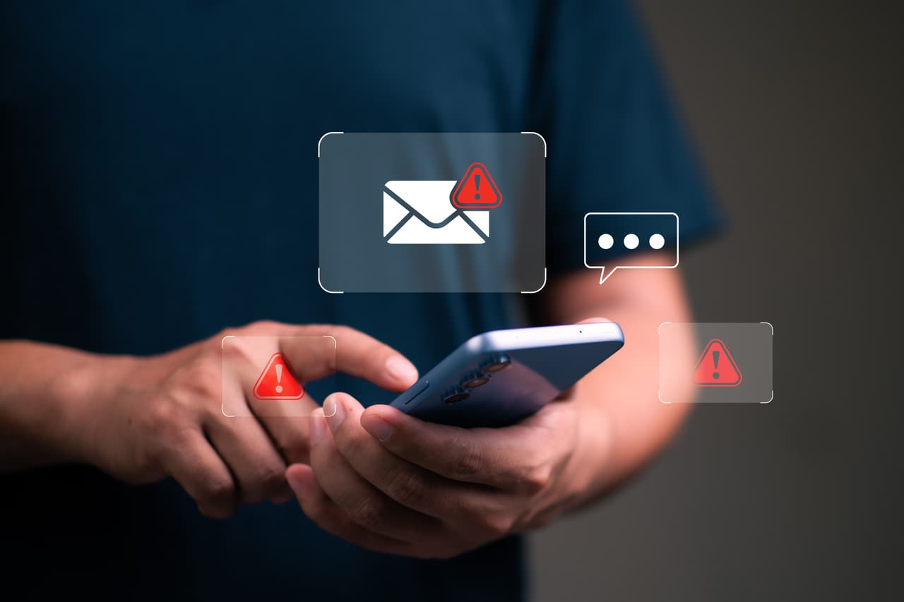 <h3 class="cms-H3-H3">3. No abras mensajes extraños</h3>
<br>Con abrir u oprimir un link de un mensaje de dudosa procedencia puedes dar toda tu información, los estafadores y perder tu saldo.