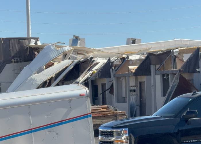 El techo de un complejo de apartamentos quedo seriamente dañado.