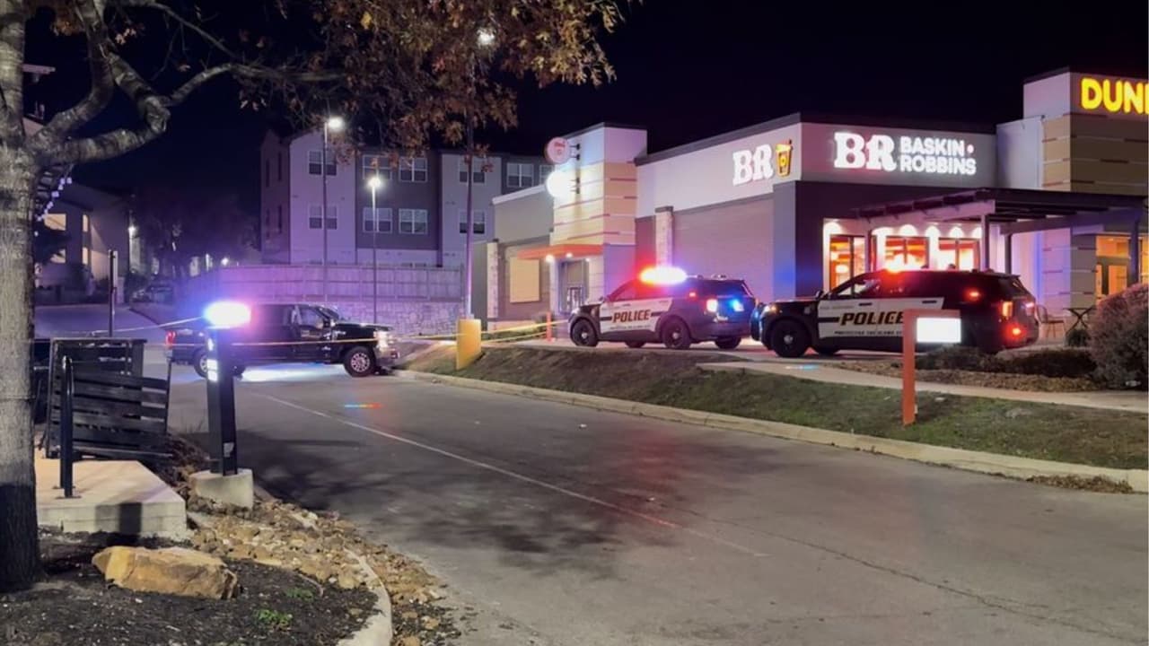 Un hombre de
<b>37 años</b> murió luego de un tiroteo ocurrido
<b>poco antes de las 2:30 de la madrugada del jueves</b> afuera de un bar ubicado en el
<b>bloque 9200 de la calle Potranco</b>, cerca de la autopista estatal 151.
<br>
<br>De acuerdo con la Policía de San Antonio (SAPD), una
<b>riña comenzó dentro del bar</b> y se extendió hasta el estacionamiento, donde la víctima intentó retirarse en una camioneta, pero fue
<b>baleado</b>. Fue trasladado a un hospital, donde más tarde falleció. Las autoridades creen que
<b>al menos dos sospechosos</b> estarían involucrados, pero
<b>no hay detenidos</b>. El caso es investigado como
<b>homicidio</b>.