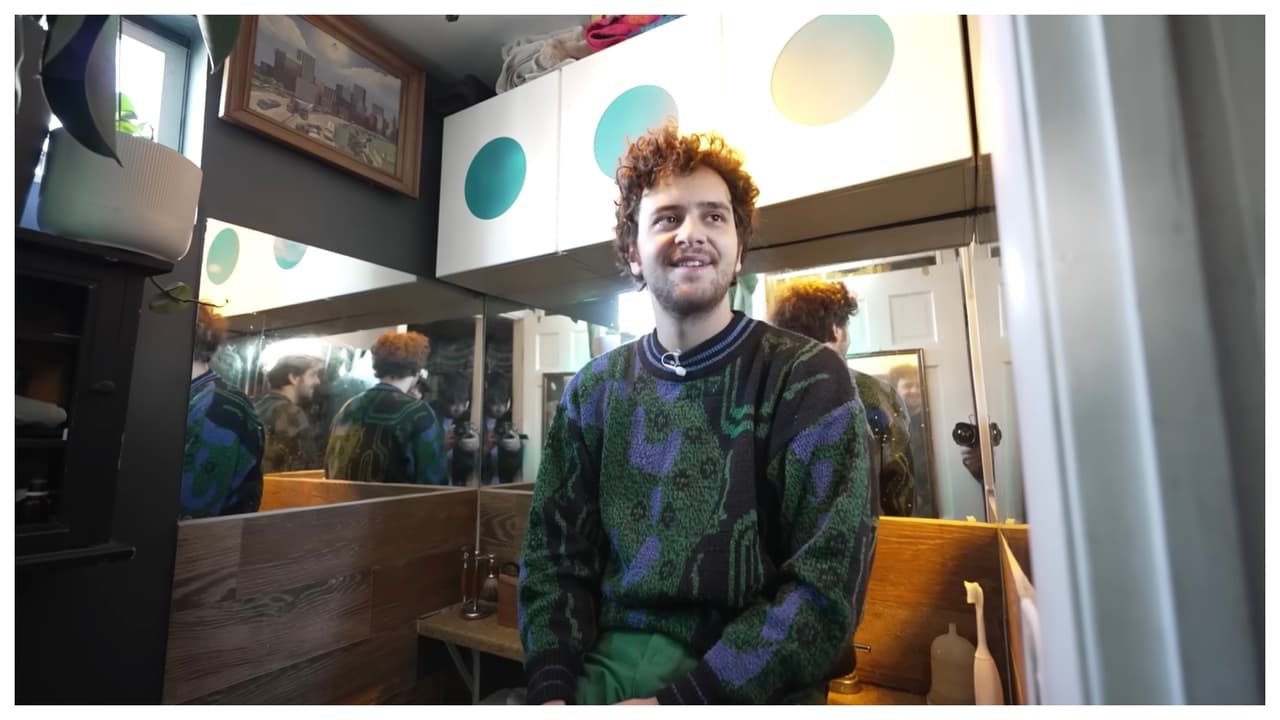 Mientras otros apartamentos compactos de NYC, no tienen baño dentro, como el de la
<a href="https://www.univision.com/local/nueva-york-wxtv/foto-a-foto-diminuto-apartamento-alaina-randazzo-manhattan-nueva-york-fotos">diseñadora Alaina Randazzo,</a> el de Dahl no solo tiene su propio baño… también tiene muchos espejos y
<b>hasta una ventana entre el sanitario y la regadera. </b>
<br>