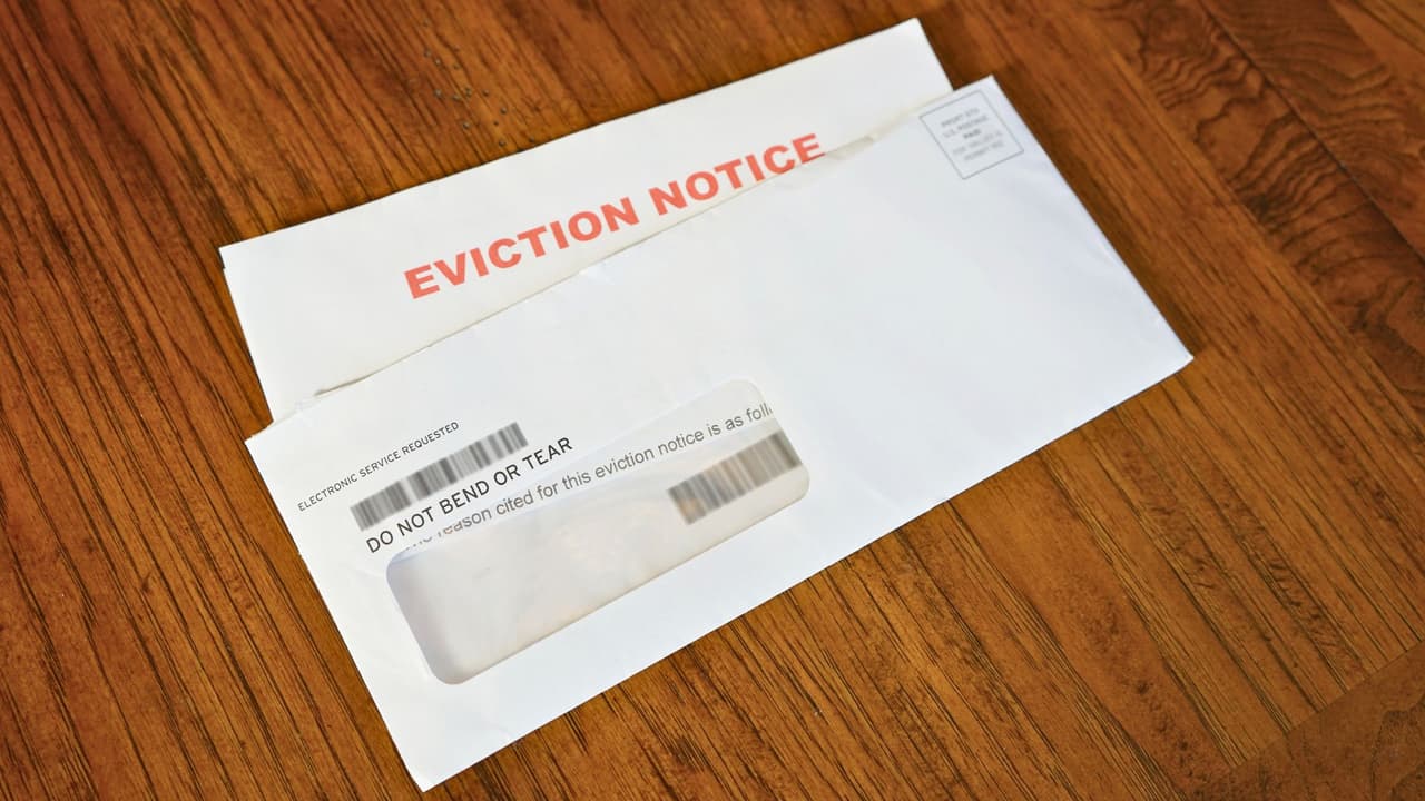 <h3 class="cms-H3-H3">Lo que deben saber los propietarios</h3>
<b>🏠 No se puede hacer autoddesalojo:</b> cambiar cerraduras, cortar el agua o la luz o retirar pertenencias sin una orden es ilegal en Texas. Aunque seas el dueño, esa acción puede costarte una demanda.
<br>
<b>🏠 Documenta todo</b>: ten siempre a la mano las escrituras, los recibos de impuestos, los contratos de renta y cualquier aviso que hayas entregado. Esa documentación marca la diferencia en la corte.
<br>
<b>🏠 Considera un poder legal: </b>si planeas salir del país o enfrentas un proceso migratorio, deja un poder notarial a un familiar de confianza. Así no arriesgas tu propiedad si surge un problema mientras estás fuera.
<br>
<b>🏠 Costos:</b> un abogado privado puede cobrar entre 100 y 700 dólares por tramitar un poder legal. Algunas organizaciones sin fines de lucro ofrecen este servicio sin costo en ciertos condados.