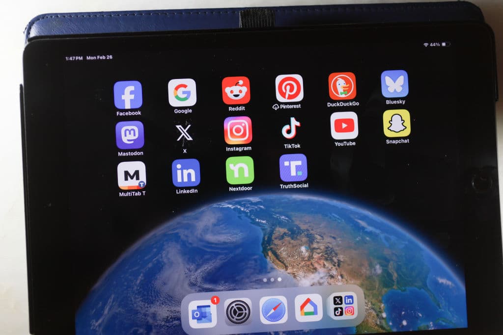 <h2 class="cms-H2-H2"><b>Redes sociales limitadas en escuelas</b></h2>
<br>
<b>SB 1283</b>
<br>
<br>Permite a las juntas escolares limitar la capacidad de los estudiantes para usar las redes sociales mientras están en la escuela.
<br>
<br>Otra ley estatal requiere que las plataformas de redes sociales establezcan y controlen un mecanismo de denuncia de incidentes de acoso cibernético.
<br>