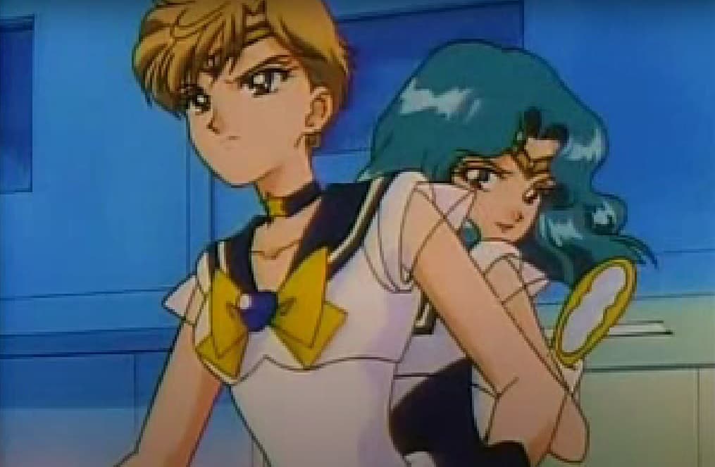 <b>Sailor Urano y Sailor Neptuno</b>
<br>El caso del anime ‘Sailor Moon’ (1992) fue muy peculiar, ya que originalmente los personajes de Haruka (Urano) y Michiru (Neptuno) tenían una relación lésbica. Pero esa información fue censurada para su transmisión al occidente y la pintaron como una relación familiar, por lo que se decía que eran primas.
