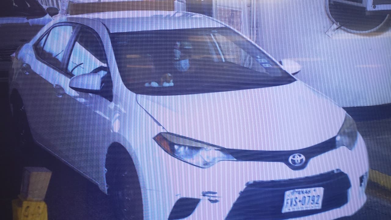 La última vez que las vieron fue el 3 de marzo en un
<b><a href="https://twitter.com/FBISanAntonio/status/1369760708230062082" target="_blank">Toyota Corolla</a></b>
<b>blanco</b> 2014, con
<b>placas de Texas número FVS-0792, cuando cruzaron hacia Nuevo Laredo.</b>