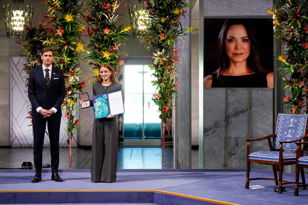 Ana Corina Sosa Machado, hija de María Corina Machado, recibe el diploma y la medalla del Nobel de la Paz a nombre de su madre.