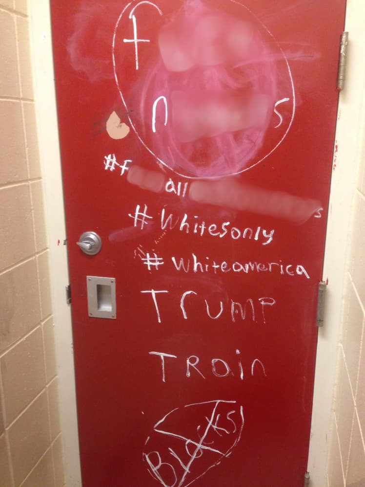 Letreros de "Trump", "sólo blancos", "América blanca" y
<b>"N*ggers volved a África"</b> aparecieron en la puerta de los baños del colegio Maple Grove Senior High School de Minnesota el 9 de noviembre. Un representante de las escuelas del área de Osseo declaró que el tuit con el mensaje racista garabateado es real y que la comunidad estaba "horrorizada" por ello. "Va en contra de todo lo que representamos".
<a href="http://minnesota.cbslocal.com/2016/11/09/racist-pro-trump-graffiti-maple-grove/">Reportado por CBS Minnesota</a>.